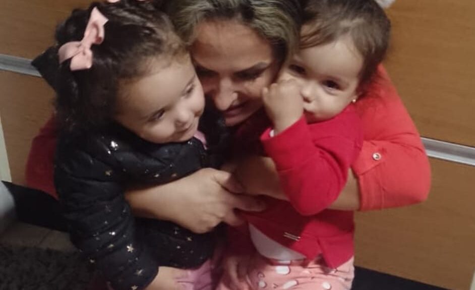 Raquel é procurada pela Polícia Federal por ordem do Gabinete do Ministro Alexandre de Moraes. Ela foi condenada a 16 anos e meio de prisão por ter entrado num prédio da República em 8 de janeiro do ano passado, para se refugiar do ataque de bombas.
