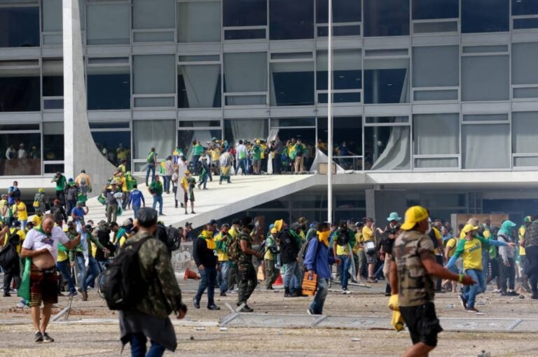 Mãe patriota de criança autista perde emprego