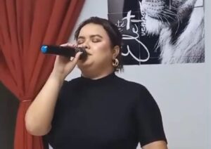 “TERRORISTA” DE 23 ANOS AMA CANTAR NA IGREJA