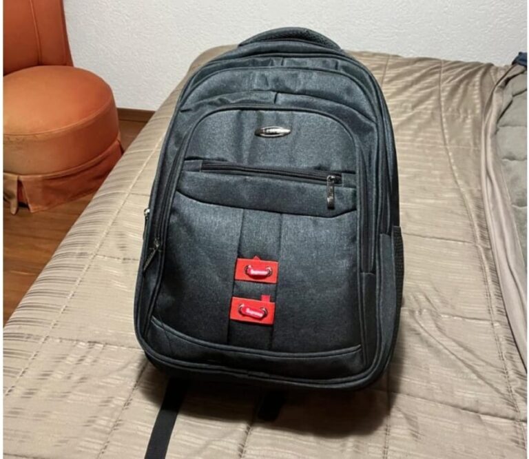 DE QUEM É ESSA MOCHILA?