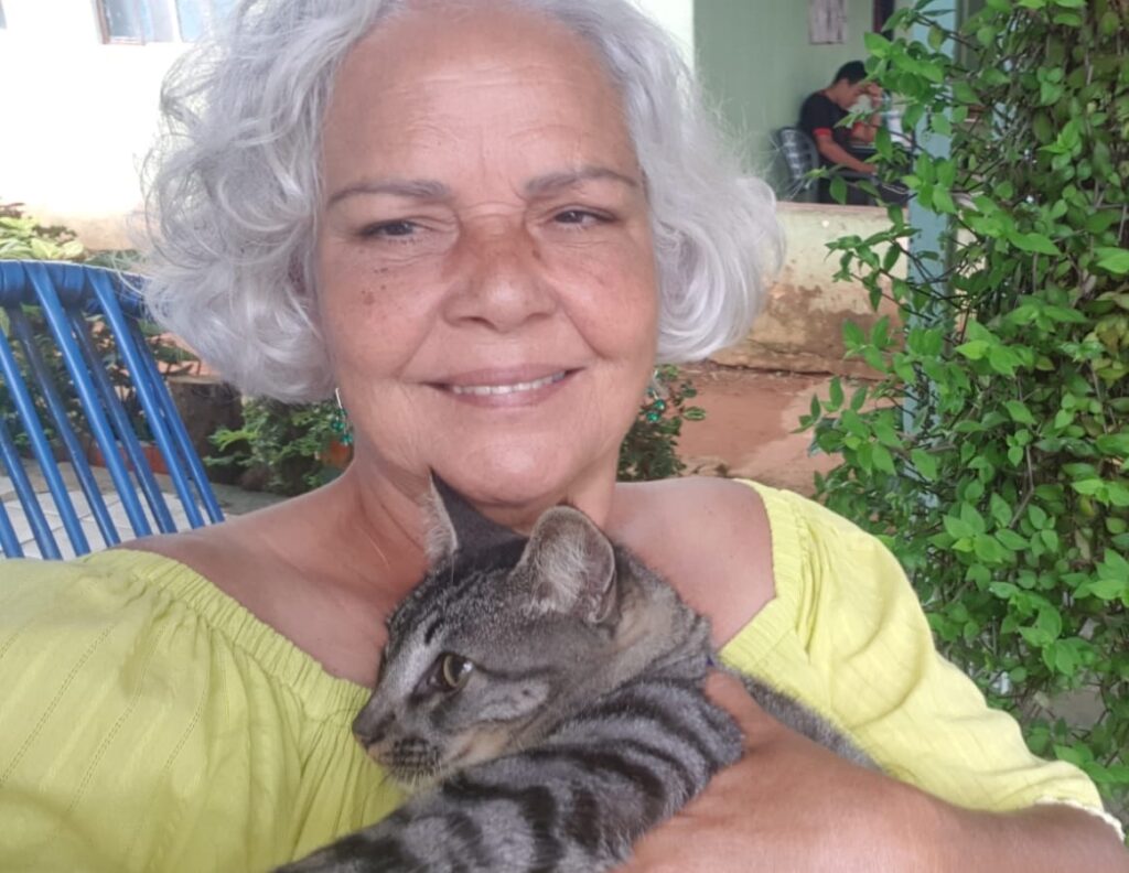 Adalgiza não vê mais sentido na vida. Aos 65 anos ela planejava viver no instituto onde tem uma vida devotada às pessoas doentes e os animais em risco de vida. Foi presa e condenada a 16 anos e meio de prisão pelo STF.